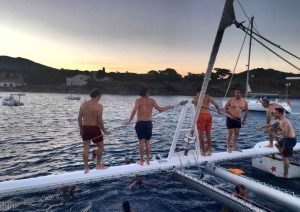 tour en barco: port lligat en catamaran con baño